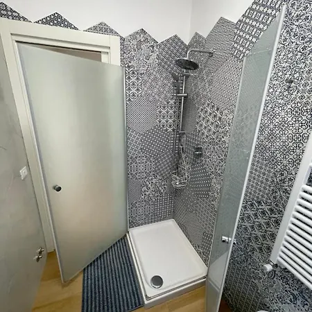 Bauhaus - Sleepwithme - Free Parking - Free Braeakfast - Very Friendly Staff