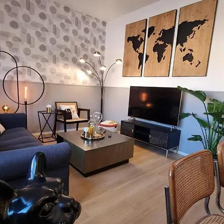 Bauhaus - Sleepwithme - Free Parking - Free Braeakfast - Very Friendly Staff *