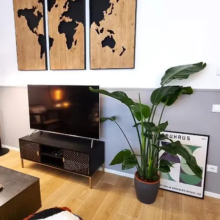 Bauhaus - Sleepwithme - Free Parking - Free Braeakfast - Very Friendly Staff 公寓