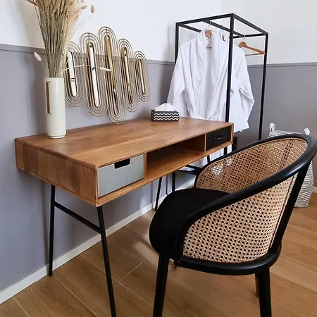 Bauhaus - Sleepwithme - Free Parking - Free Braeakfast - Very Friendly Staff